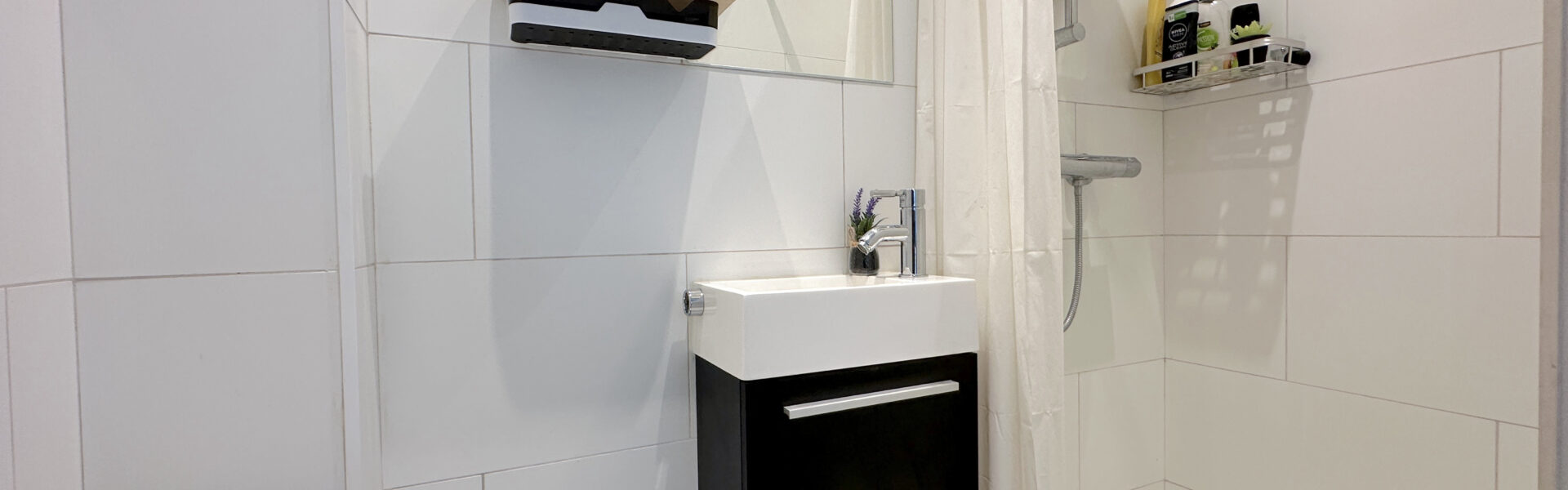 Badkamer met douche.